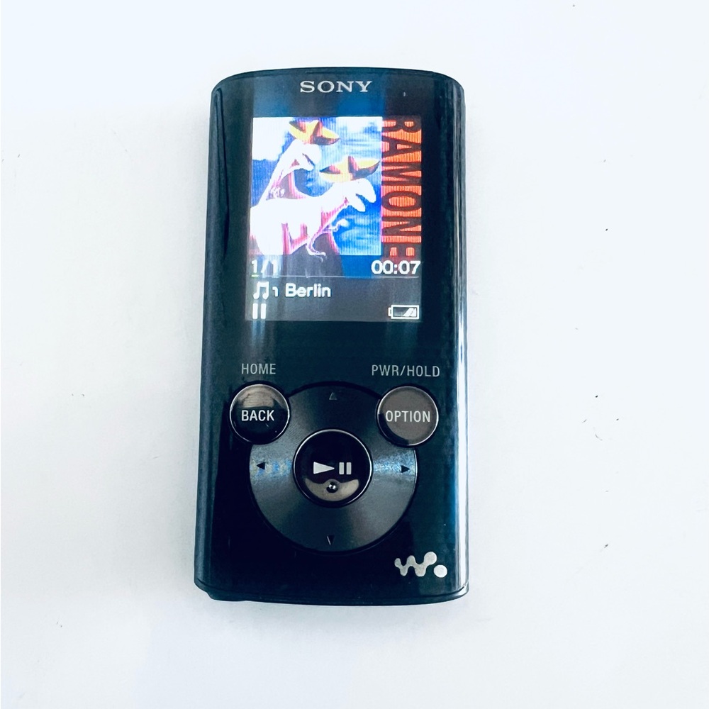 Sony Walkman NWZ-E384 Portable Media Player with Black Accessories 95% The New - Picture 4 of 8